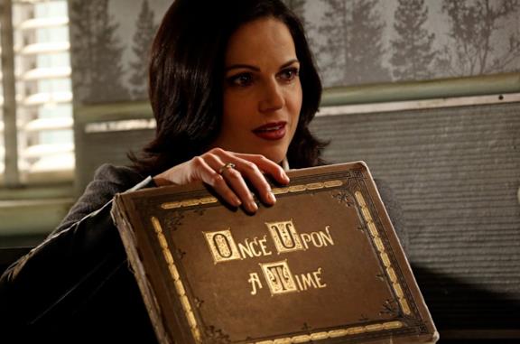 Regina con il libro di Once upon a time