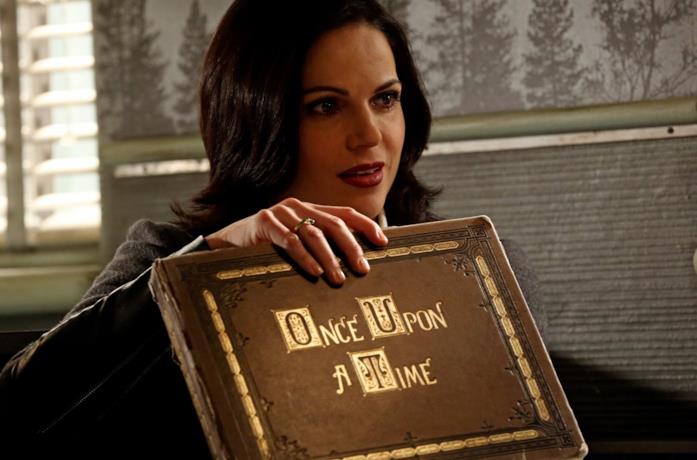 Regina con il libro di Once upon a time