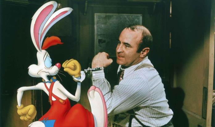 Bob Hoskins e il coniglio Roger in una scena del film
