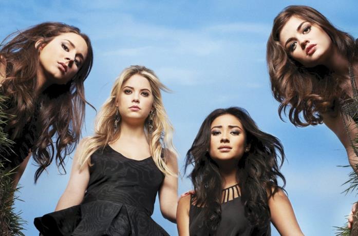 Le quattro amiche protagoniste di Pretty Little Liars Troian Bellisario, Ashley Benson, Shay Mitchell e Lucy Hale viste dall'alto