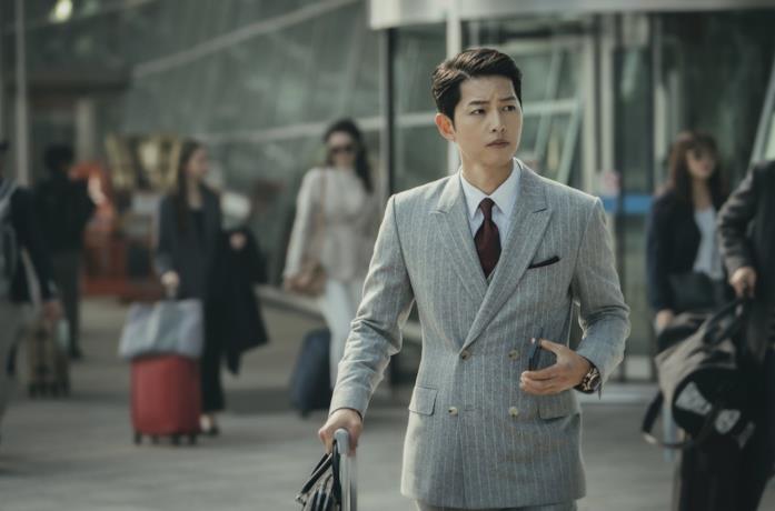 Song Joong-Ki in una scena della serie Vincenzo