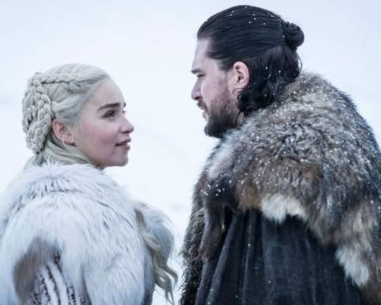 Jon e Daenerys in una scena dal primo episodio di Game of Thrones 8 Jon e Daenerys insieme in Game of Thrones 8x01