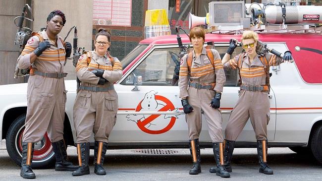 Il cast tutto al femminile del reboot di Ghostbusters Le quattro acchiappafantasmi e la Ecto-1 alle loro spalle nel reboot di Ghostbusters, diretto da Paul Feig