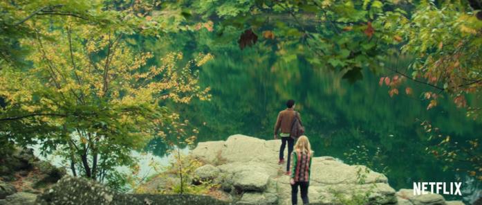 Raccontami di un giorno perfetto, i protagonisti alla scoperta delle meraviglie dell'Indiana Violet e Theo davanti al lago