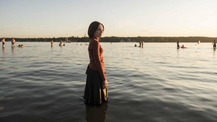 Shira Haas cammina sull'acqua in Unorthodox