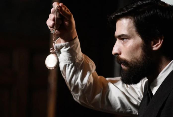 Robert Finster si è sottoposto ad ipnosi per interpretare Freud Una scena di Freud, nuovo crime thriller disponibile su Netflix