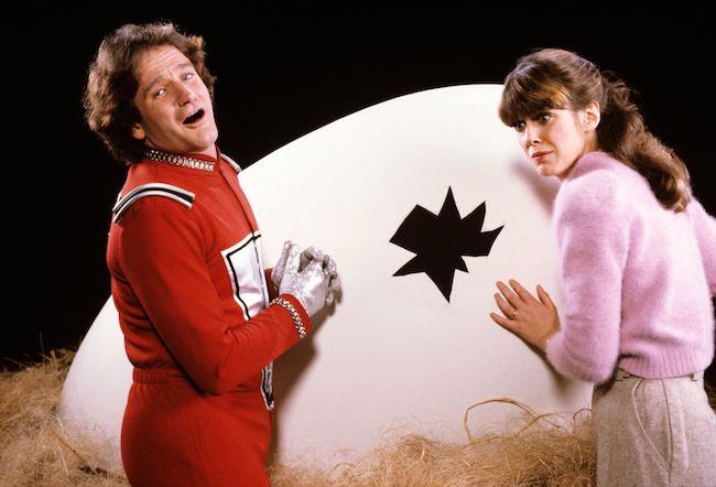 Mork e Mindy insieme al mitico uovo Robin Williams e Pam Dawber, protagonisti di Mork e Mindy