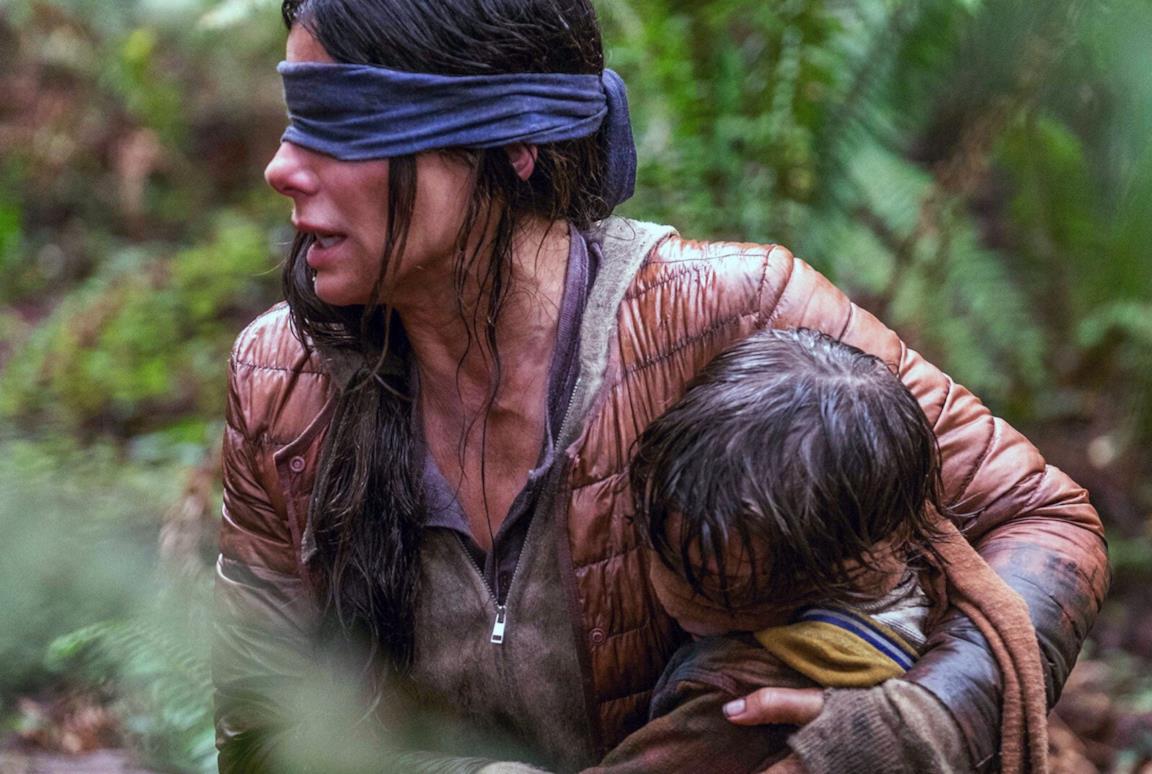 Una scena di Bird Box con Sandra Bullock
