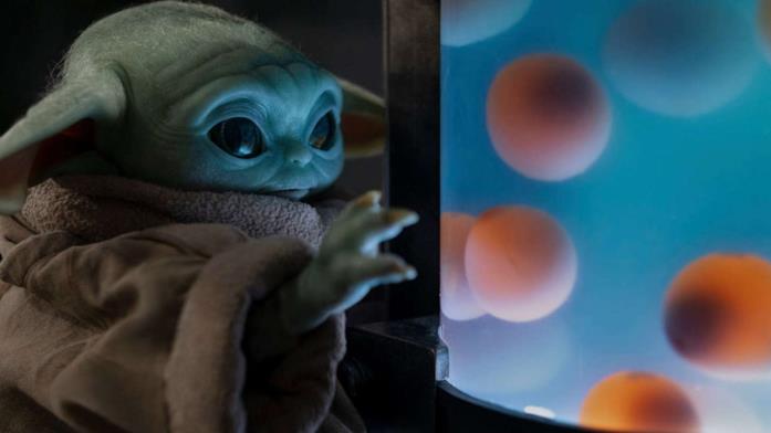 Baby Yoda Baby Yoda osserva le uova di Frog Lady