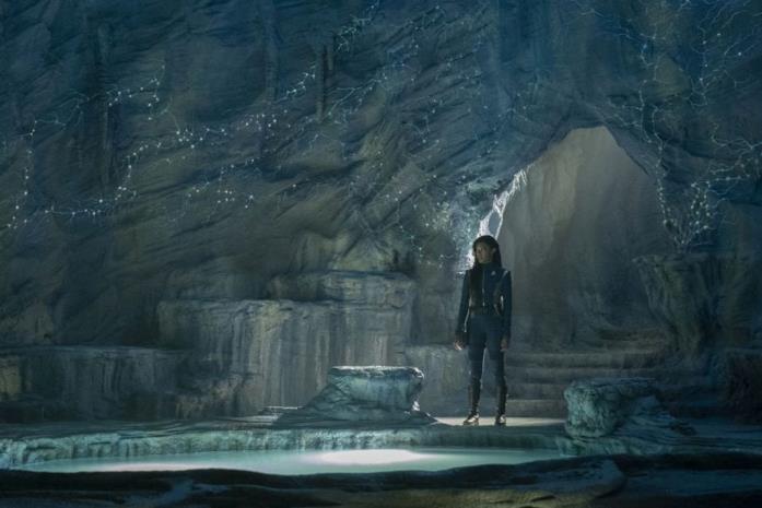 La terza stagione di Star Trek: Discovery si mostra nel primo trailer Burnham è all'interno di una grotta con una piccola risorsa d'acqua
