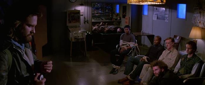 Kurt Russell e gli altri protagonisti de La Cosa McReady cerca di scoprire chi è stato infettato