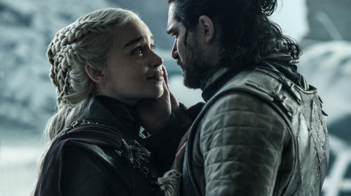 Emilia Clarke e Kit Harington nel finale di Game of Thrones 8