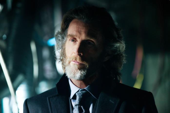 John Glover in un fotogramma tratto da Smallville John Glover è Lionel Luthor in Smallville