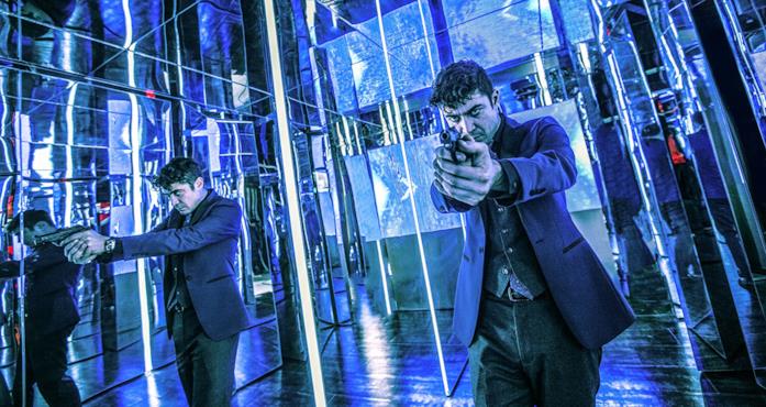 Per introdurre un quantitativo di droga in Italia è stato usato il nome di un personaggio di John Wick - Capitolo 2 come destinatario Un'immagine con Riccardo Scamarcio nei panni di Santino D'Antonio in John Wick - Capitolo 2