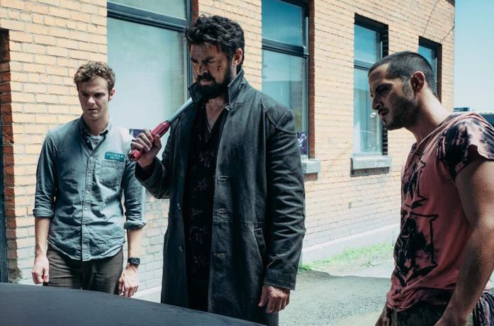 Karl Urban, Tomer Capon e Jack Quaid in The Boys