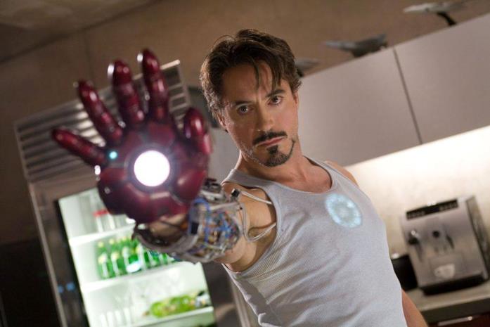 Tony Stark alle prime esperienze con l'armatura di Iron Man Robert Downey Jr. come Tony Stark in Iron Man