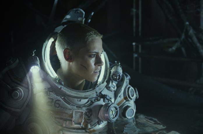Kristen Stewart in una scena del film Underwater