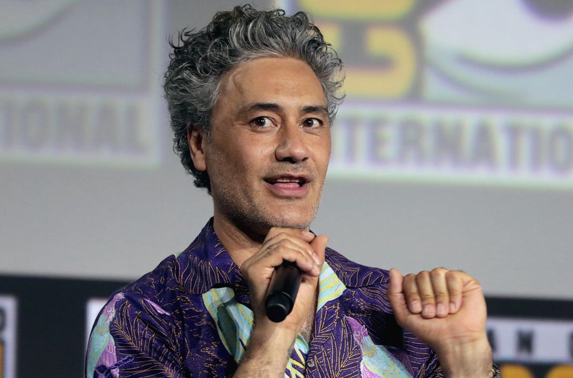 Taika Waititi, regista e sceneggiatore delle serie animate Netflix su La fabbrica di cioccolato