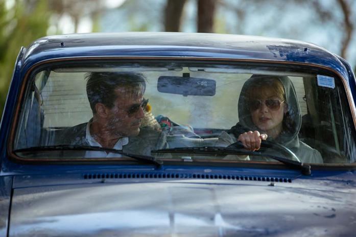 I 10 migliori film di spionaggio da vedere su Netflix Jon Hamm e Rosamund Pike in una scena di Beirut