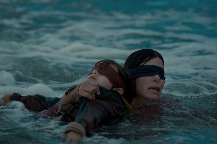 Bird Box: una scena del film Bird Box: Sandra Bullock con Bambino