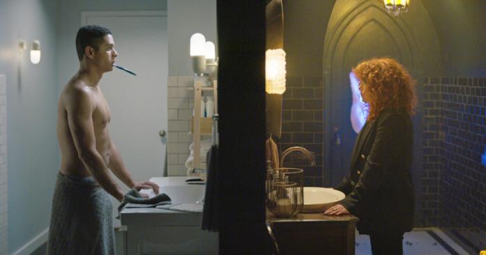 Alan e Nadia, i protagonisti di Russian Doll Uno dei tanti risvegli di Alan e Nadia dopo essere morti per l'ennesima volta