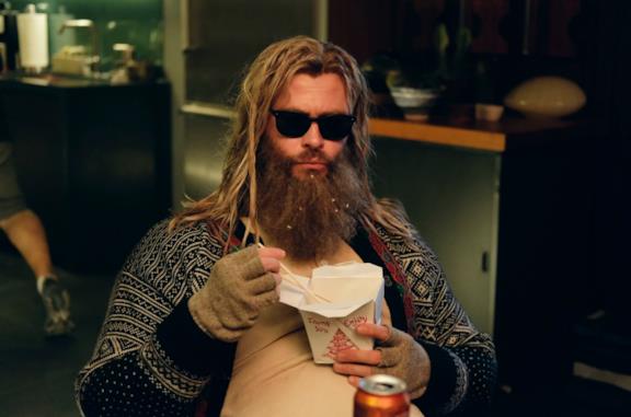 Chris Hemsworth pompa i muscoli per Thor: Love and Thunder (e la gioia del suo stuntman!)