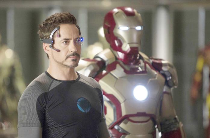 Downey Jr. saluta per sempre il personaggio di Iron Man Un'immagine di Downey Jr. accanto a un'armatura di Iron Man