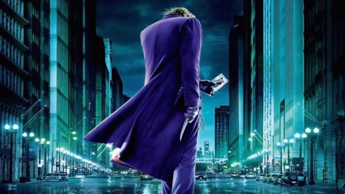 Il Joker con in mano la sua carta in un'immagine de Il cavaliere oscuro Character poster de Il cavaliere oscuro dedicato a Joker