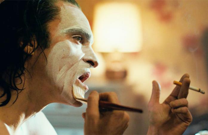 Un primo piano di Joaquin Phoenix sul set di Joker