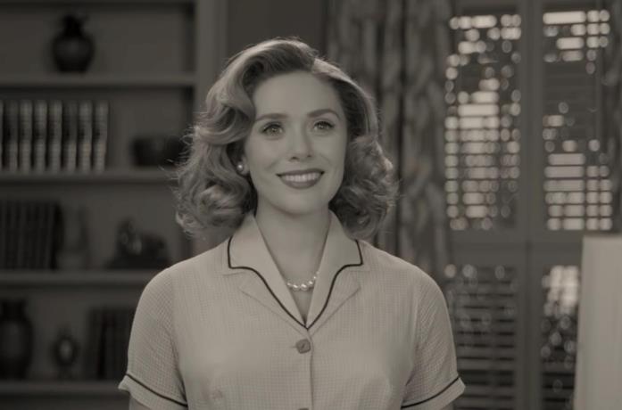 Elizabeth Olsen in una scena del primo episodio di WandaVision