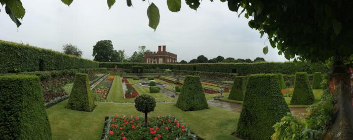 Un particolare della tenuta di Hampton Court, vista in Pirati dei Caraibi - Oltre i confini del mare Hampton Court, set di Pirati dei Caraibi - Oltre i confini del mare