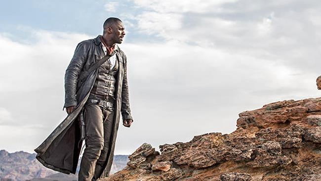 Idris Elba nei panni del pistolero Idris Elba guarda l'orizzonte indossando i panni consunti del Pistolero