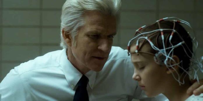 Martin Brenner (Matthew Modine) e Undici (Millie Bobby Brown) Il crudele prof. Brenner convince Undici a proseguire un esperimento