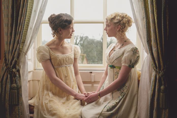 Mia Goth e Anya Taylor-Joy Mia Goth e Anya Taylor-Joy nei panni di Harriet e Emma si stringono le mani