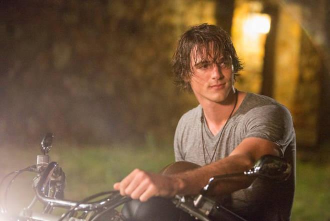 Jacob Elordi in moto in The Kissing Booth Jacob Elordi in The Kissing Booth
