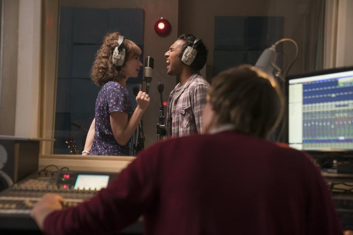 Himesh Patel e Lily James in studio di registrazione Himesh Patel e Lily James in studio di registrazione in Yesterday