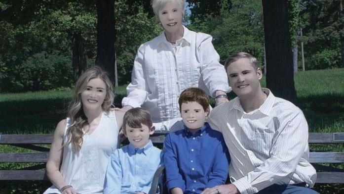 Foto della famiglia Zaring ritoccata e condivisa su Facebook