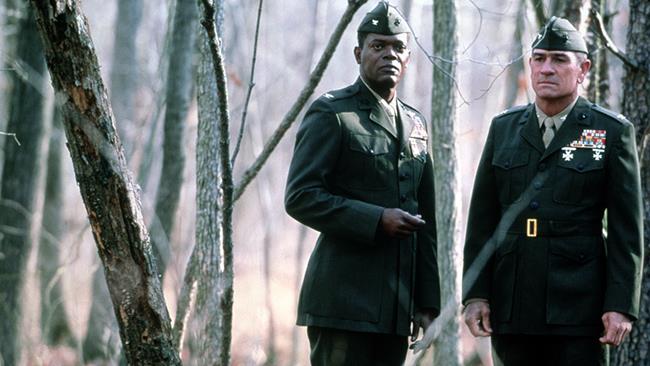 Samuel L. Jackson e Tommy Lee Jones in una scena di Regole d'onore