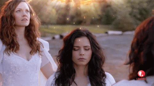 Le streghe dell'East End, serie televisiva sulle streghe Ingrid e Freya in una scena di Le streghe dell'East End