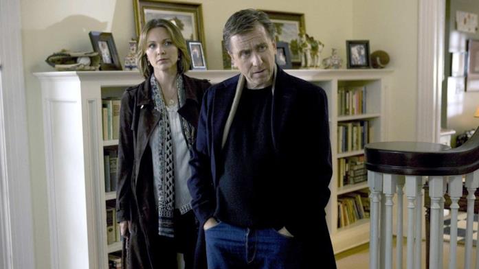 Cal e Gillian in una scena di Lie To Me Kelli Williams e Tim Roth in Lie To Me
