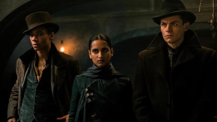 Tre dei Corvi in Tenebre e Ossa Jesper Fahey, Inej Ghafa e Kaz Brekker nella serie Netflix