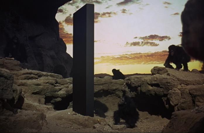 Una scena tratta da 2001: Odissea nello Spazio Alcune scimmie circondano un enorme monolite