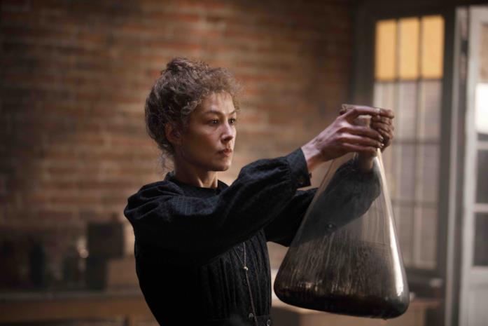 Radioactive, immagini e trama del film Rosamund Pike è Marie Curie