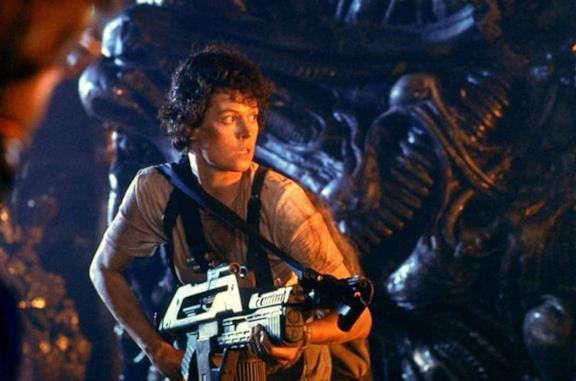 L'attrice Sigourney Weaver nei panni di Ripley nel film Aliens: Scontro finale