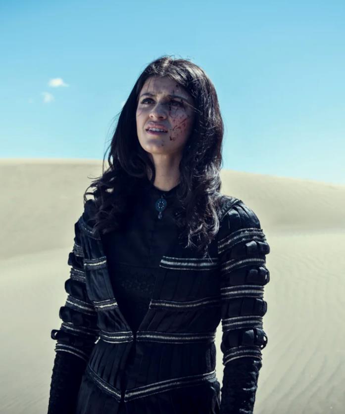 Anya Chalotra è Yennefer Yennefer in una scena di The Witcher