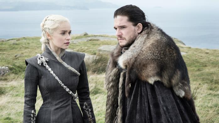 Jon Snow e Daenerys Targaryen in una scena di Game of Thrones 8x01