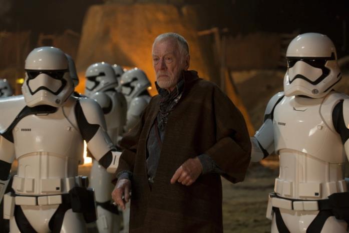 Max von Sydow circondato da soldati del Primo Ordine