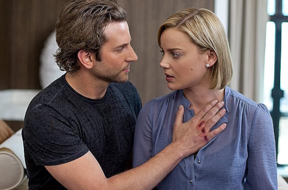 Un primo piano di Bradley Cooper nel film Limitless