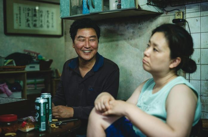 Song Kang-ho e Jang Hye-jin in una scena del film Parasite