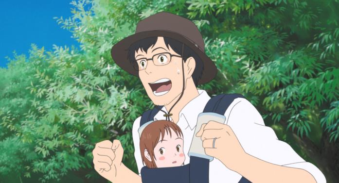 Di cosa ci parla Mirai, il film d'animazione di Mamoru Hosoda Il papà di Kun e la piccola Mirai in una scena del film di Mamoru Hosoda